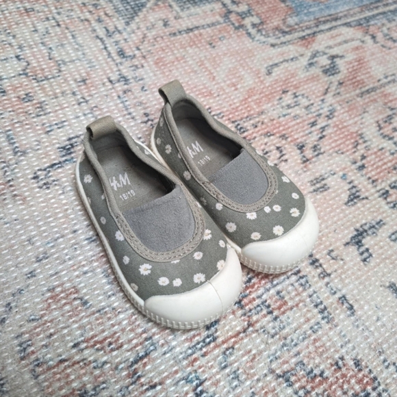 H&M shoes - Picture 1 of 3